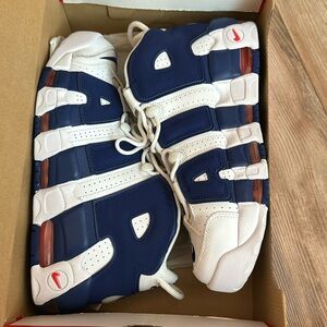 Nike uptempo white & blue